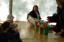 A gyerekek nézik az üvegekben található különböző fajtájú habképző anyagokat